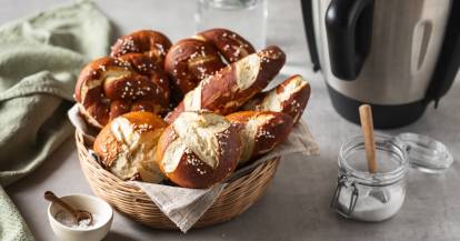 Ein Korb mit Laugengebäck