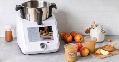 Monsieur Cuisine, daneben Äpfel und zwei Gläser mit Apfelmus