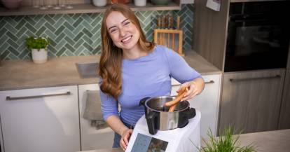Junge Frau mit Monsieur Cuisine