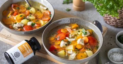 Zwei Teller mit Gemüsesuppe