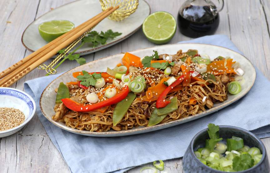 Bratnudeln mit Gemüse und Schweinefleisch