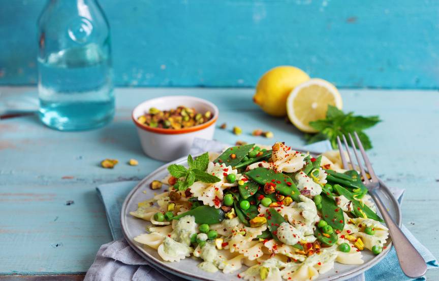 Farfalle mit Zuckerschoten und Erbsen in Zitronensoße