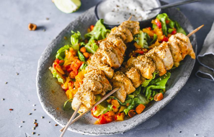 Hähnchenspieße mit Paprikasalat und Dip