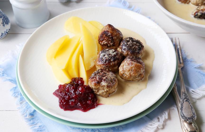 Köttbullar mit Kartoffeln und Preiselbeeren