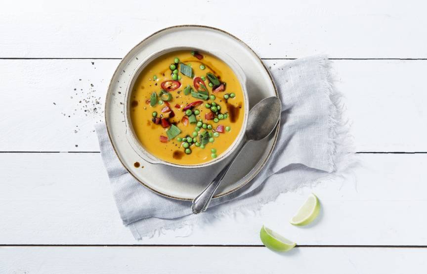 Kokos-Süßkartoffelsuppe mit Erbsen