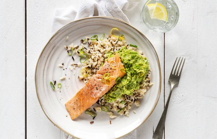 Lachsfilet auf Reis mit Brokkoli-Avocadocreme