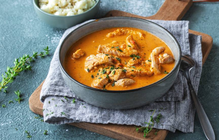 Putengulasch in roter Sahnesoße