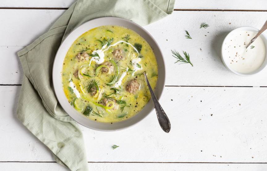 Low-Carb-Zucchinitopf mit Hackbällchen