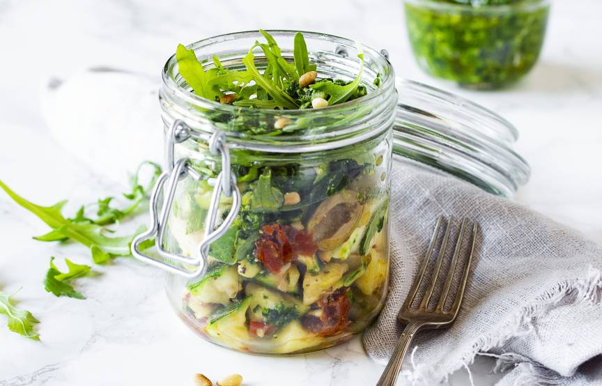 Mediterraner Zucchinisalat mit Mozzarella