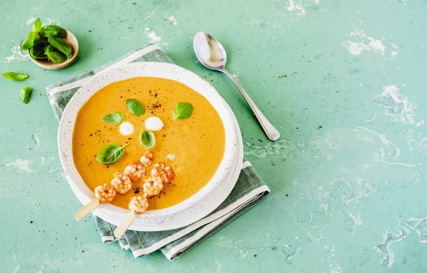Tomate-Mozzarella-Suppe mit Garnelenspießen