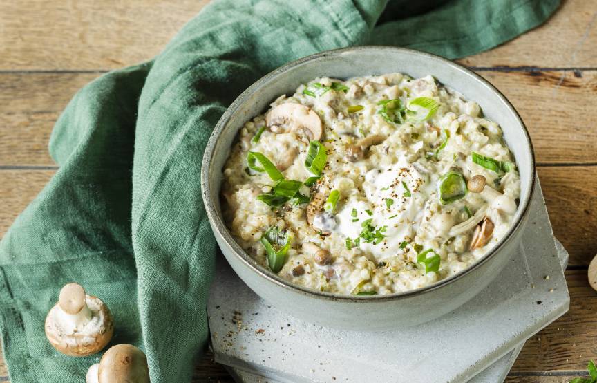 Vegetarischer Graupentopf mit Pilzen und Crème fraîche