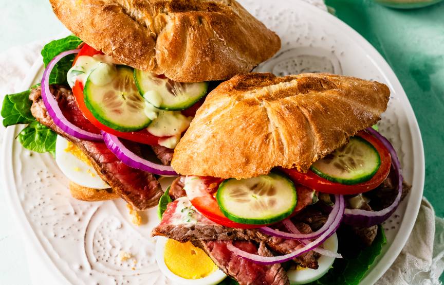 Rustikales Sandwich mit Kräuter-Remoulade