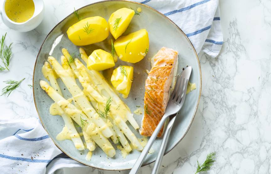 Spargel mit Lachs und Kartoffeln