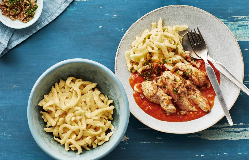 Hähnchen mit Spätzle und Tomaten-Sahne-Soße