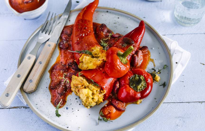 Mit Polenta gefüllte Spitzpaprika mit Tomaten-Bohnen-Soße