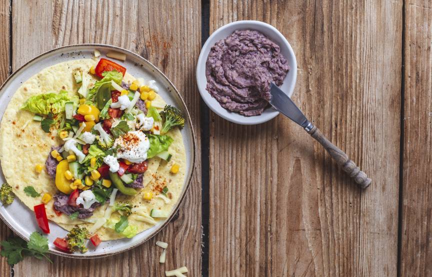 Tortilla mit Bohnencreme und Gemüse aus dem Glas