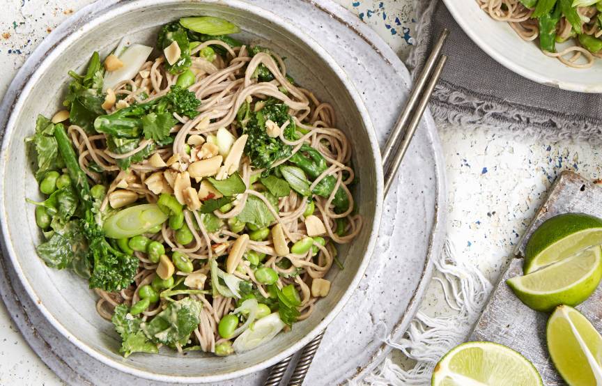 Konjaknudeln mit Edamame in Erdnusssoße