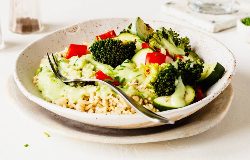 Reis mit Gemüse und Kräutersoße