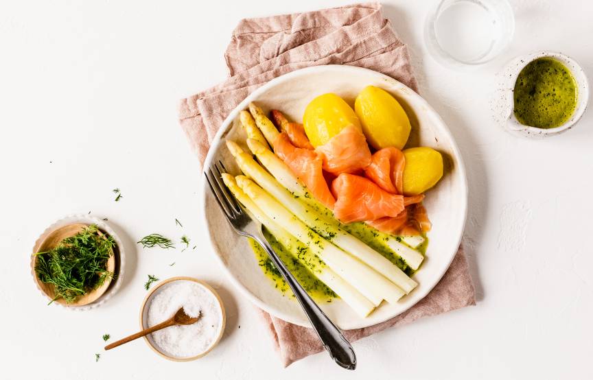 Spargel mit Räucherlachs und Honig-Senf-Hollandaise