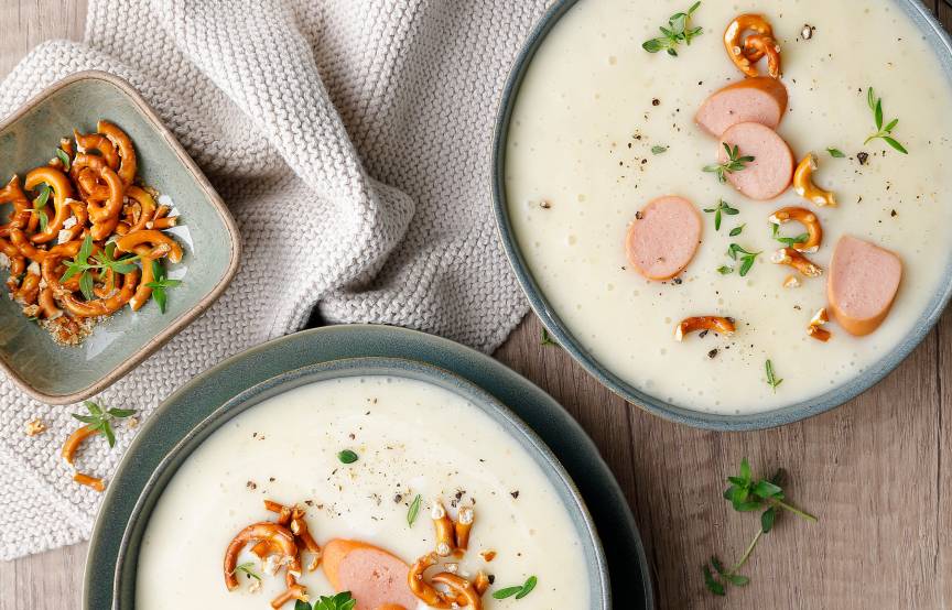 Kartoffelsuppe mit Würstchen und Brezel-Crunch