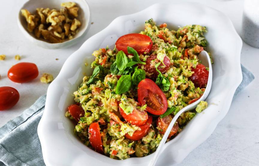 Brokkolisalat mit Feta und Walnüssen
