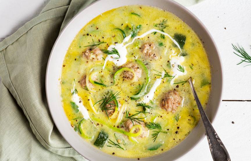 Low-Carb-Zucchinitopf mit Hackbällchen