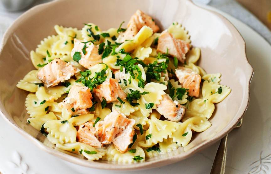 Nudeln mit Lachs und Kräuter-Käsesoße