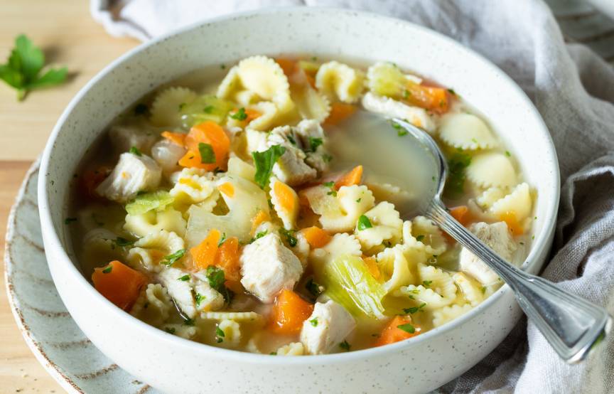 5-Zutaten-Hühnersuppe mit Muschelnudeln