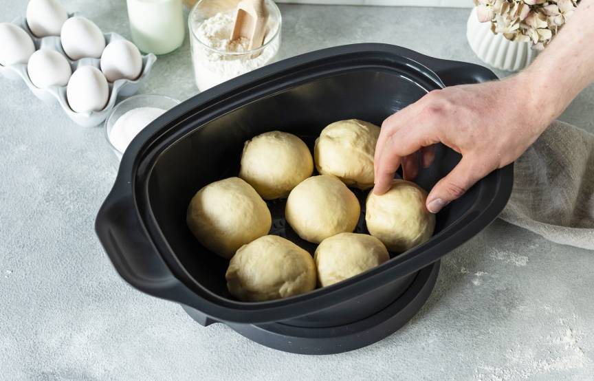 Dampfnudeln werden in den Dampfgaraufsatz gelegt