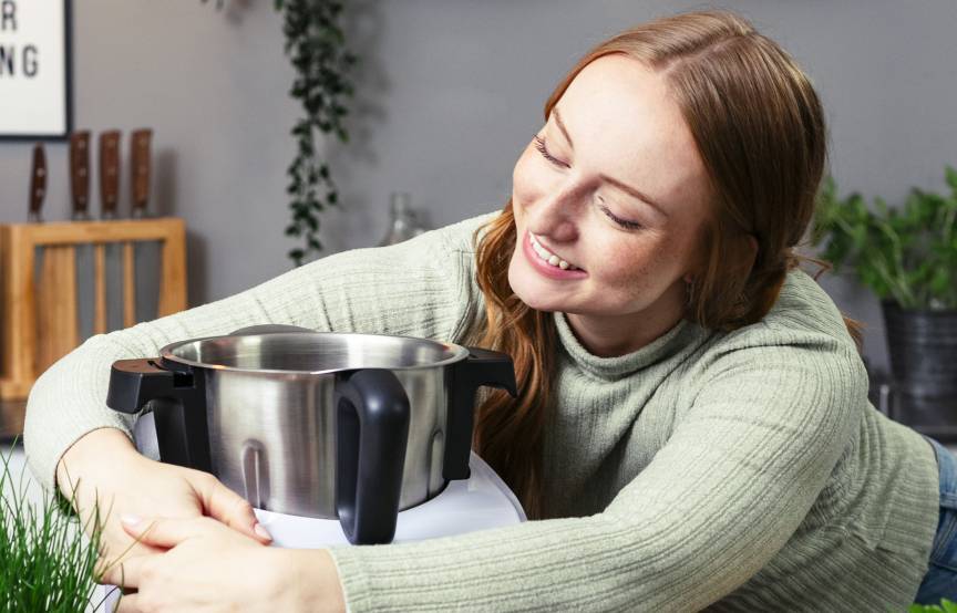 Isy vom ZauberMix Team umarmt Monsieur Cuisine in Küche