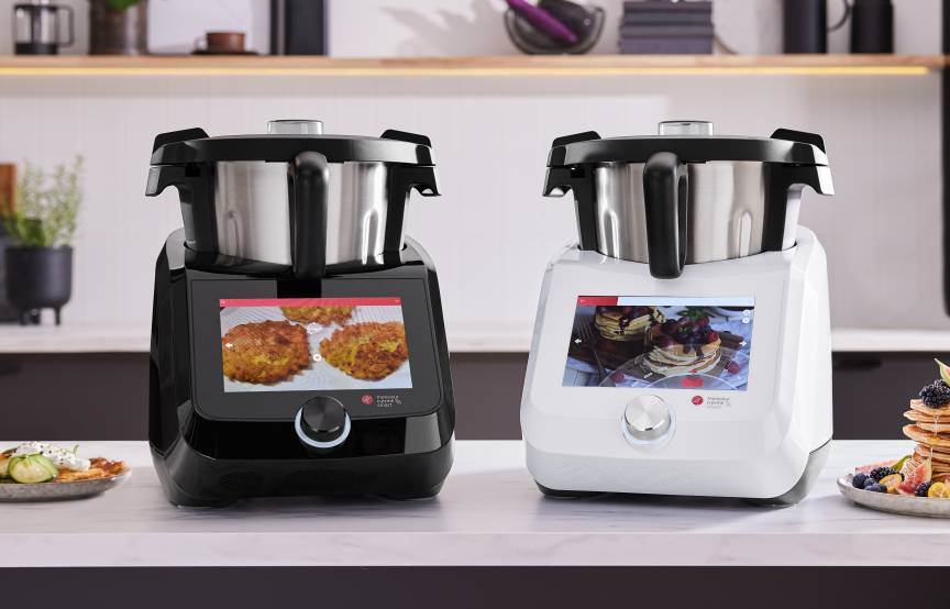 Monsieur Cuisine smart in der Black Edition und in Weiß auf einer Arbeitsplatte