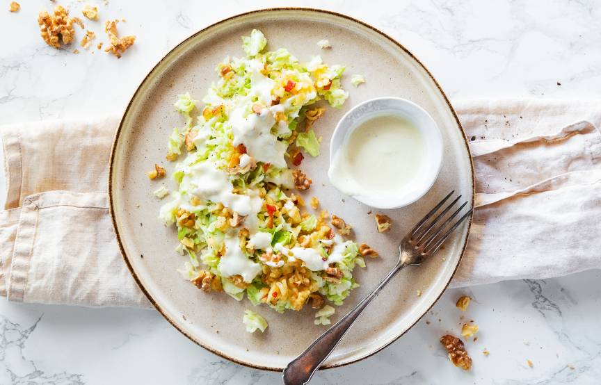 Spitzkohlsalat mit Apfel und Nüssen