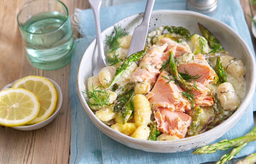 Lachs-Spargel-Gnocchi mit Dill-Rahm