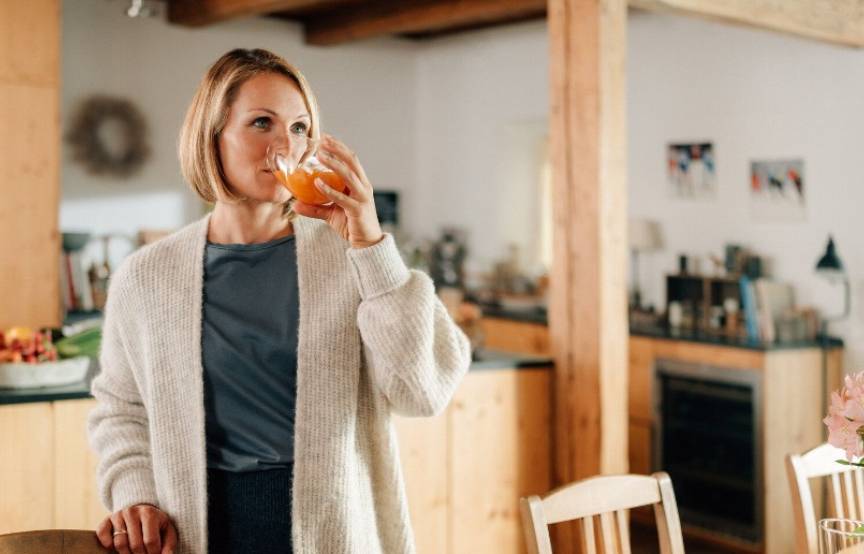 Magdalena Neuner trinkt LaVita in Küche