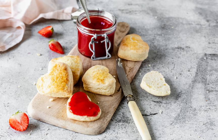 Herz-Scones mit Erdbeermarmelade