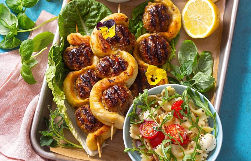 Zwiebelbrot-Fackeln mit Frikadellen