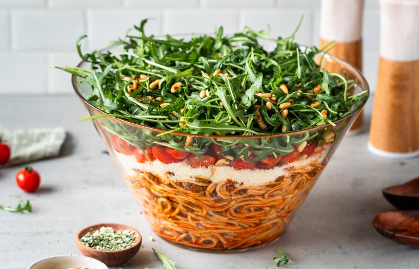 Italienischer Spaghetti-Schichtsalat