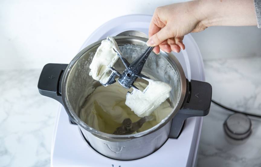 Der Rühraufsatz des Monsieur Cuisine nach dem Sahne schlagen