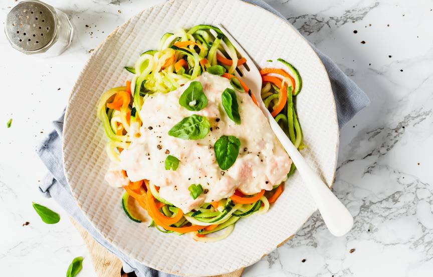Zoodles mit Lachs-Feta-Soße