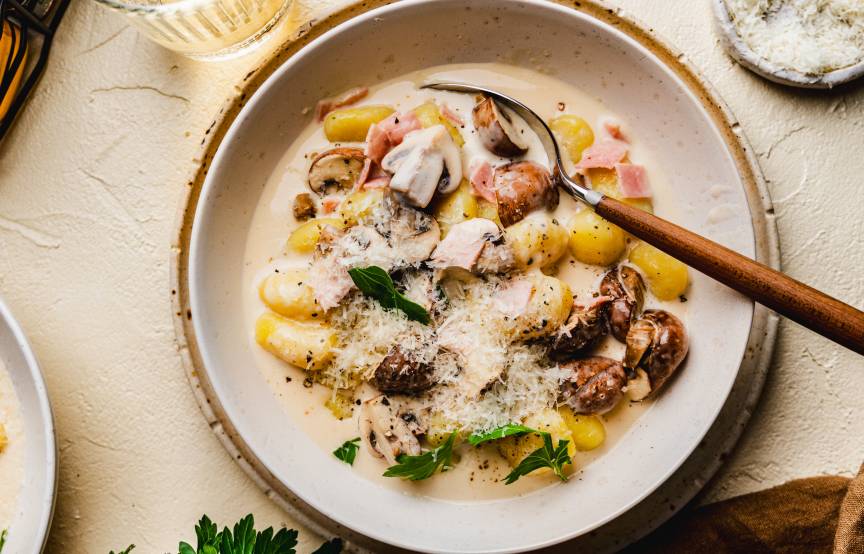 Gnocchi in Käsesoße mit Schinken und Pilzen