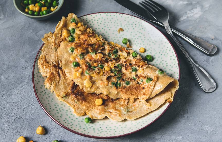 Käsepfannkuchen mit Erbsen und Mais