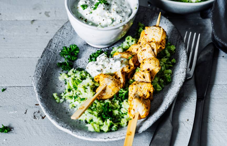 Hähnchenspieße mit Zaziki und Krautsalat