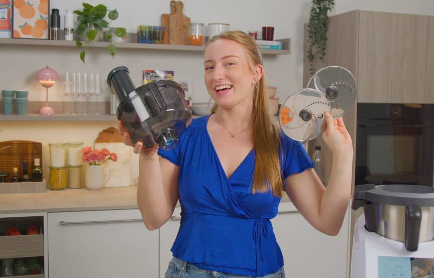 Frau mit blauem Oberteil hält den Wunderslicer® in der Hand