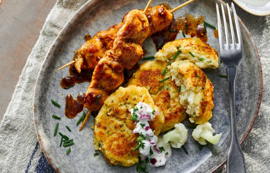 Blumenkohlbratlinge mit Hähnchenspießen