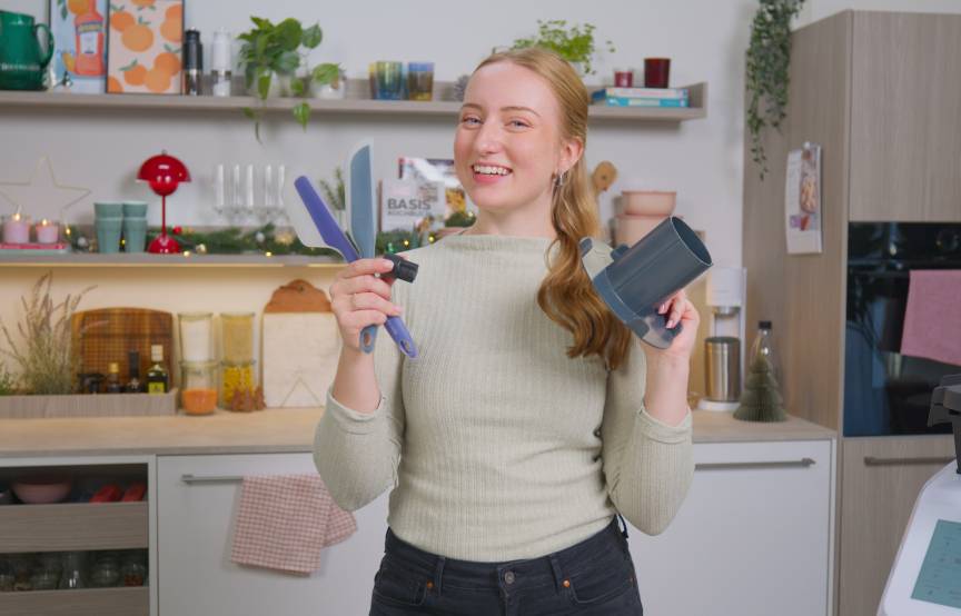 Junge Frau hält Monsieur Cuisine Zubehör in den Händen