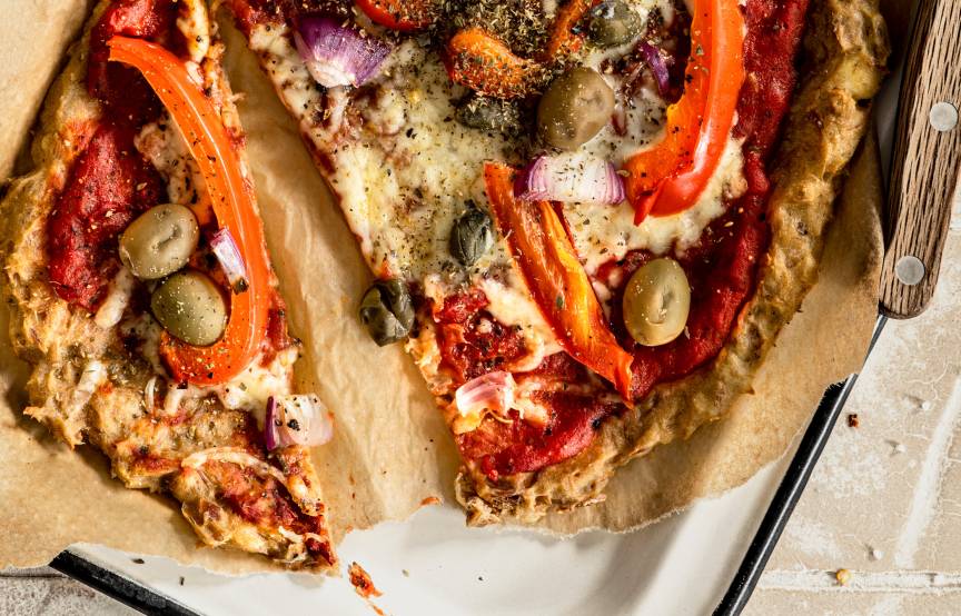 Thunfisch-Pizza mit Paprika und Oliven