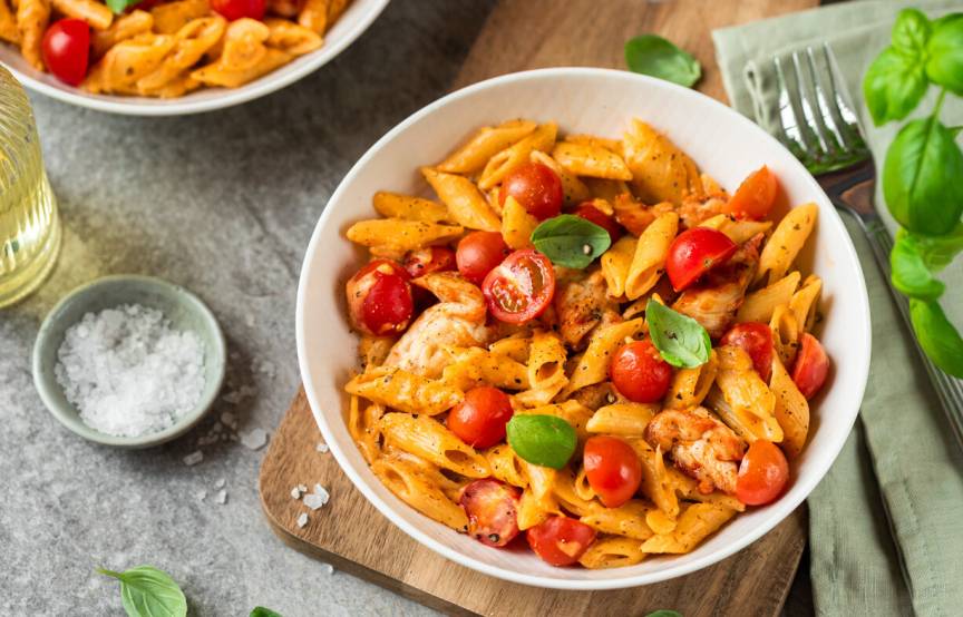 One Pot Chicken Pasta mit Tomaten und Mozzarella