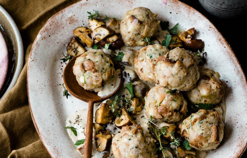 Einfache Semmelknödel mit Pilzrahm