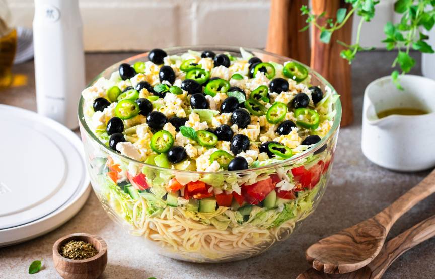 Griechischer Spaghetti-Schichtsalat