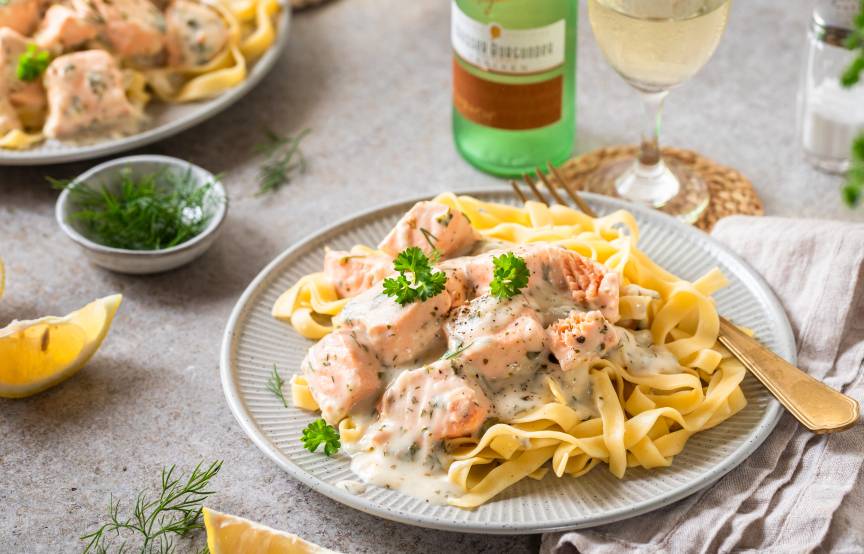Lachs mit Weißwein-Zitronen-Soße an Tagliatelle